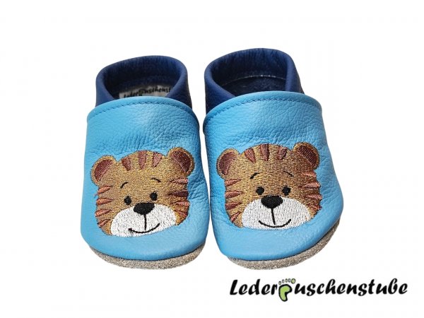 Lederpuschen hellblau-jeansblau mit beiderseits Stickerei Tigergesicht ocker-rotbraun-creme-schwarz